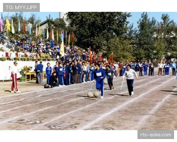 校园篮球：肯塔基大学训练课引入上世纪90年代低位防守录像教学